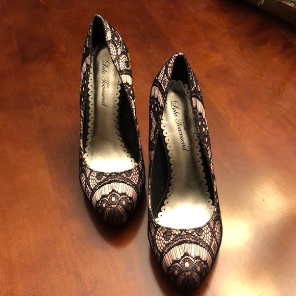 Lulu Townsend Heals - Picture 2 of 5